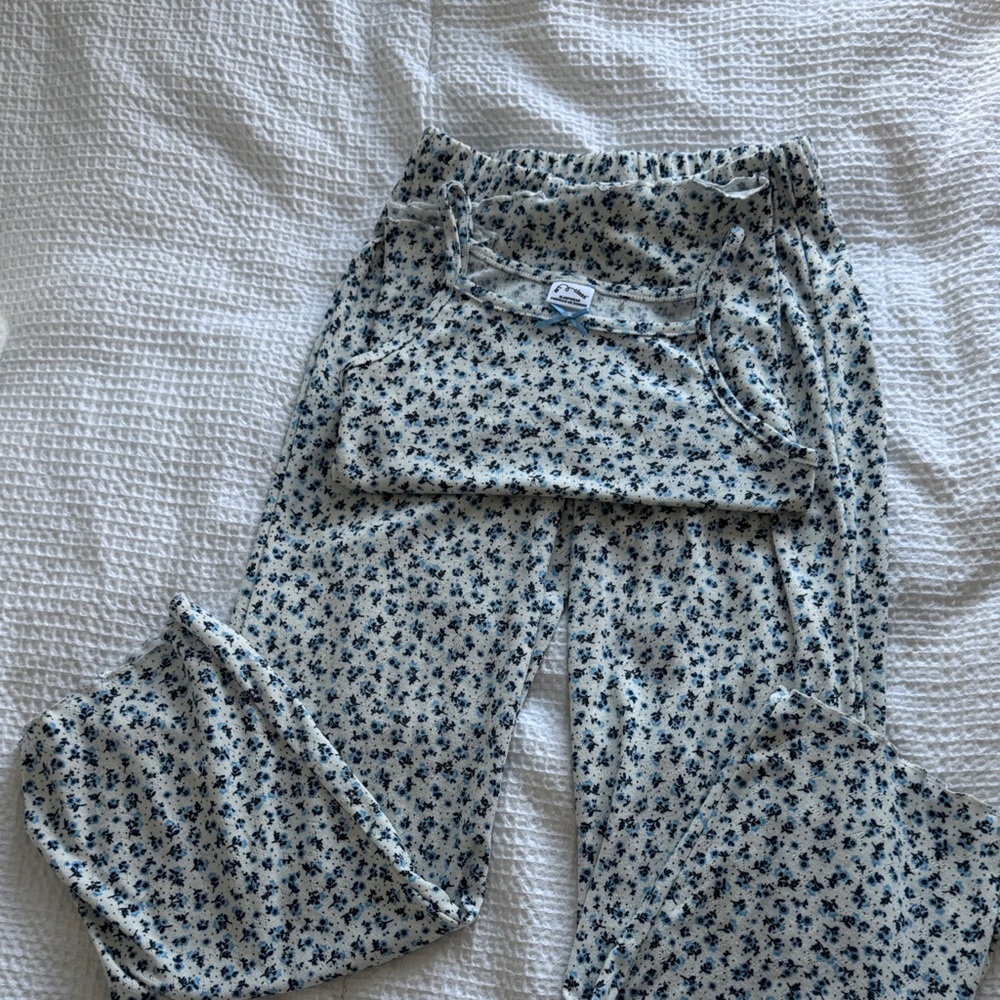 art class Blue Floral Kids Pajama Set